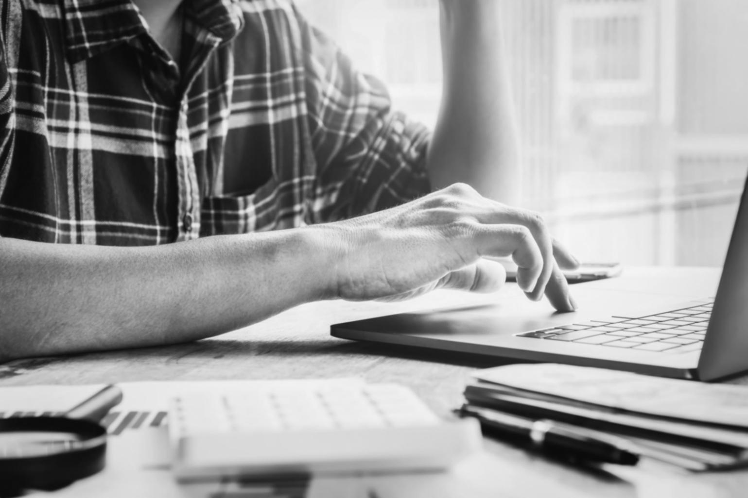 Participant consultant des données SEO lors d'un atelier en ligne